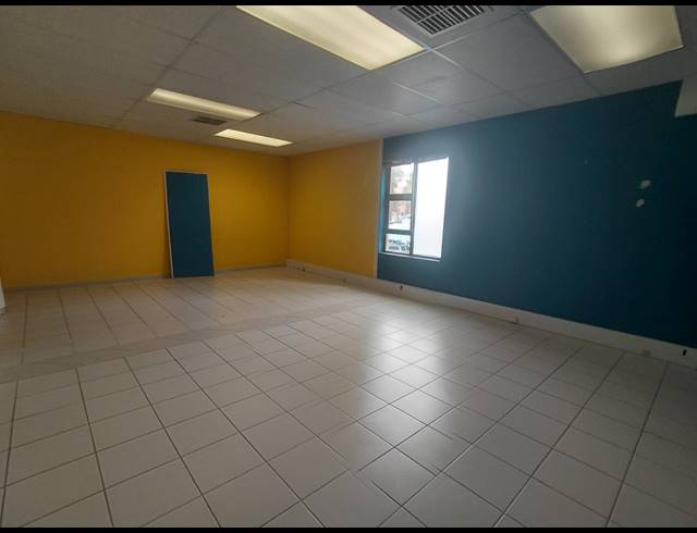 111M² OFFICE TO LET IN FOURWAYS